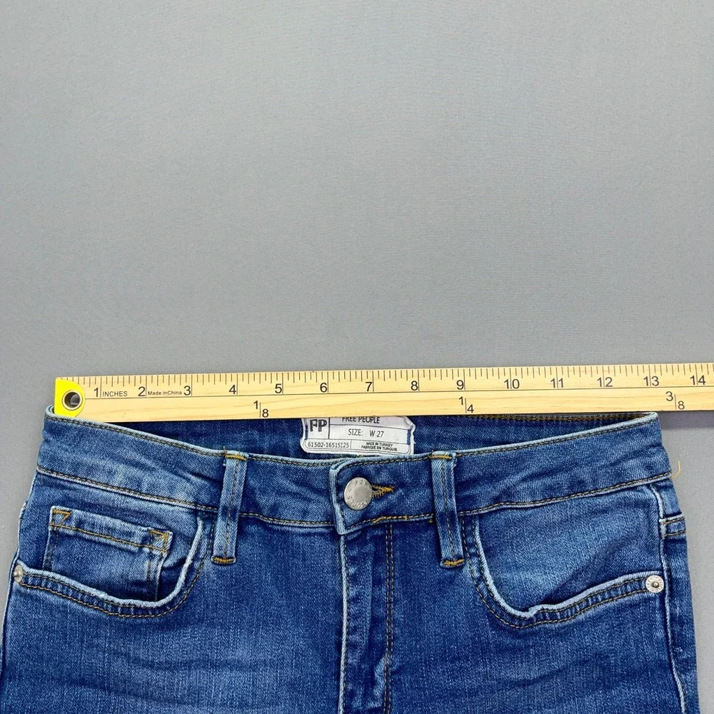 Free People Flare Jeans Frayed Hem Mid-Rise Denim Blue Jeans W27 Fits‎ 26